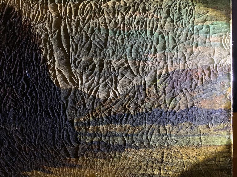 ② 斜光撮影：キャンパスの張り状態や変形を確認することができます。