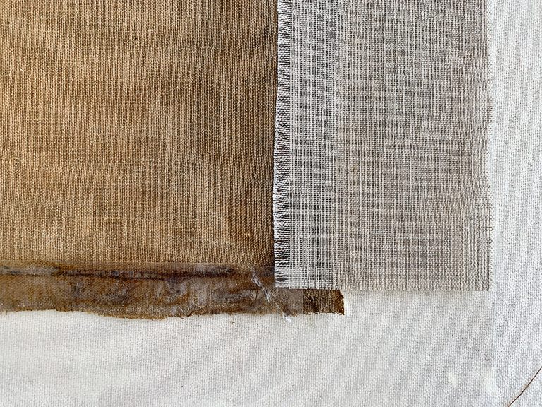 ⑥ 支持体の補強：脆弱化した支持体を麻布にて補強します。