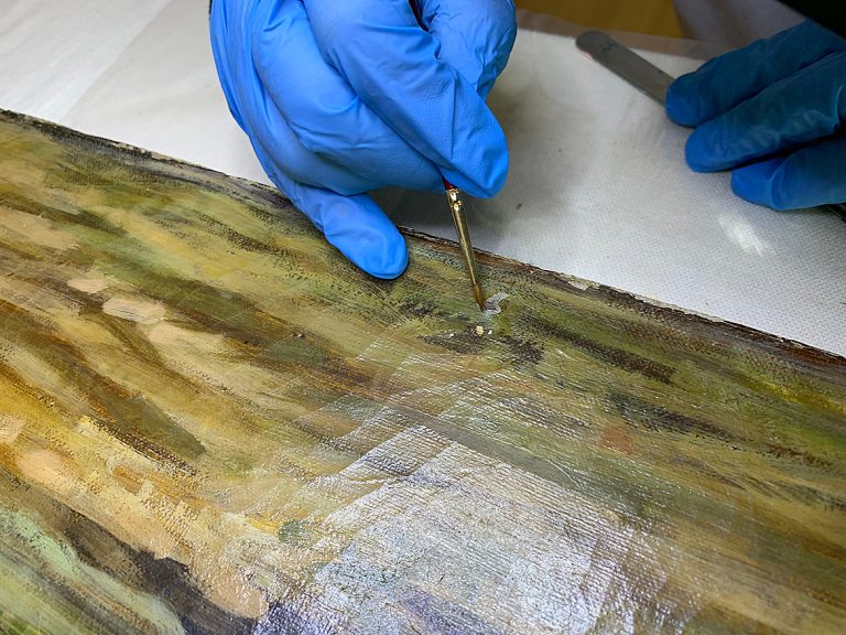 ⑨ 欠損部分の補彩：元の色彩に合わせて水彩絵具か修復用樹脂絵具にて補彩します。